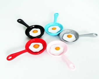 BR14 - Breloque Pendentif Poêles Casseroles Oeuf Omelettes Déjeuner Rouge Noir Bleu Gris Rose Kitchenette cuisine repas