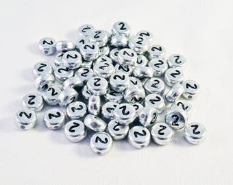 NL08 - Lot de perles Chiffre Numéro 2 de 7mm de couleur Argent Métallique