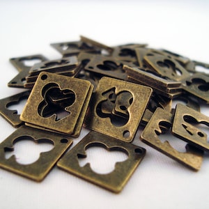 BJ20 - Lot de 12 breloques pendentifs Bronze Antique Trèfle Carte à jouer Poker Vintage