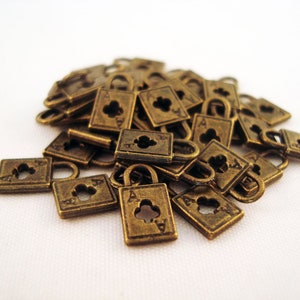 BJ27 - Petites breloques pendentifs Cadenas Argent ou Bronze Trèfle Carte Poker Casino / Small Silver or Bronze Ace of Clubs Lock Key charms