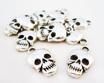 BCP14 - Lot de 10 petites breloques pendentifs en forme de Tête de mort de Couleur Argent Vieilli / 10 Pieces Silver Skull Pendants Charms