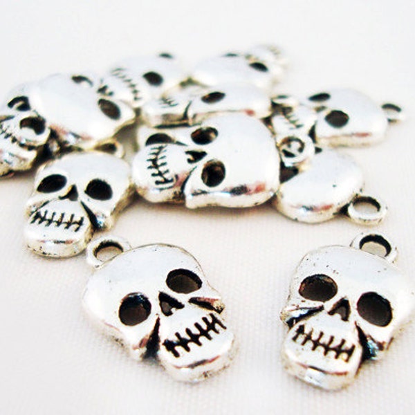 BCP14 - Lot de 10 petites breloques pendentifs en forme de Tête de mort de Couleur Argent Vieilli / 10 Pieces Silver Skull Pendants Charms