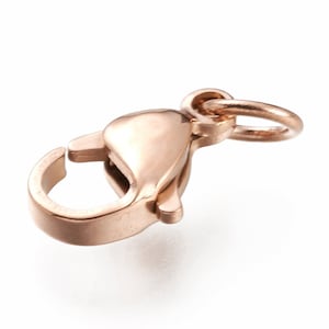 Peut inclure: Fermoir à ressort en or rose avec un anneau pour l'attacher à un collier ou un bracelet.
