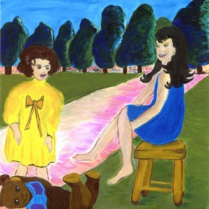 以下が含まれることがあります： 公園の風景画。2人の女の子が描かれている。一人は黄色のドレスに茶色のリボン、もう一人は青いドレスを着ている。二人の前に茶色のぬいぐるみが置かれている。