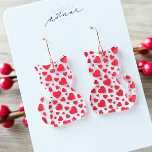 Pendientes de gato con forma de corazón: Pendientes de gatito acrílico con estampado rojo
