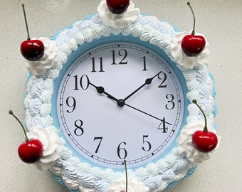 Horloge à gâteau bleu cerise