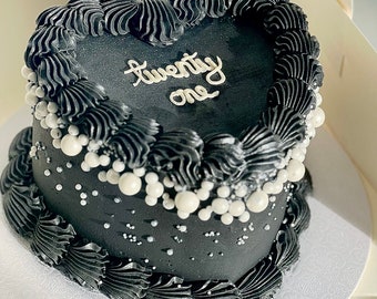 Black heart pearl vintage fake cake