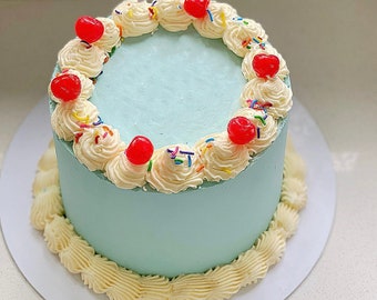Torta finta con granelli di zucchero vintage per feste
