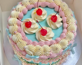 Vintage vintage cake met blauwe strik