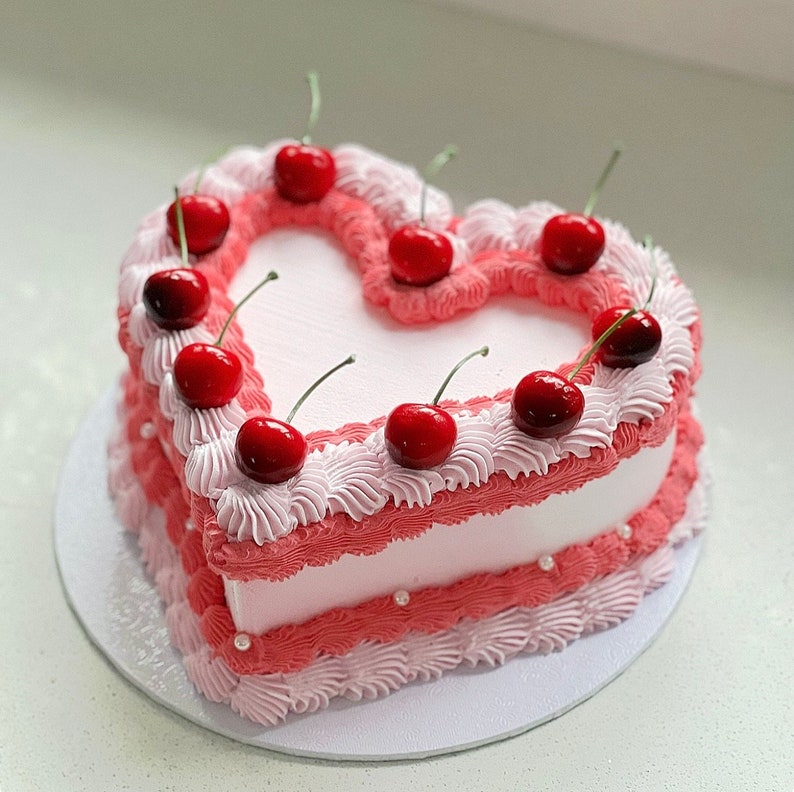 Heart vintage fake cake image 1