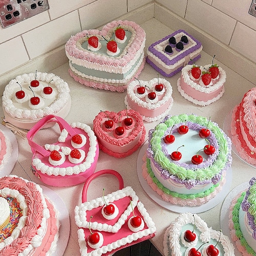チェリー入りピンク色の10インチケーキ - Etsy 日本