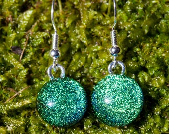 Boucles d'oreilles faites main en verre fusionné vert lime | Bijoux scintillants | Verre dichroïque | Plaqué argent