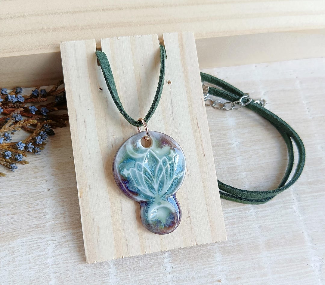 陶芸作品　陶人形シリーズ作品①   陶彫刻　淡水パールネックレスを装着 陶器の職人によるボヘミアン風蓮のペンダントネックレス、磁器の手作り