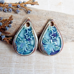 Bee and flowers drop charms of ceramic, 2pcs Honeybee ceramic earring charms, Artisan nature components for making jewelry, Porcelain beads