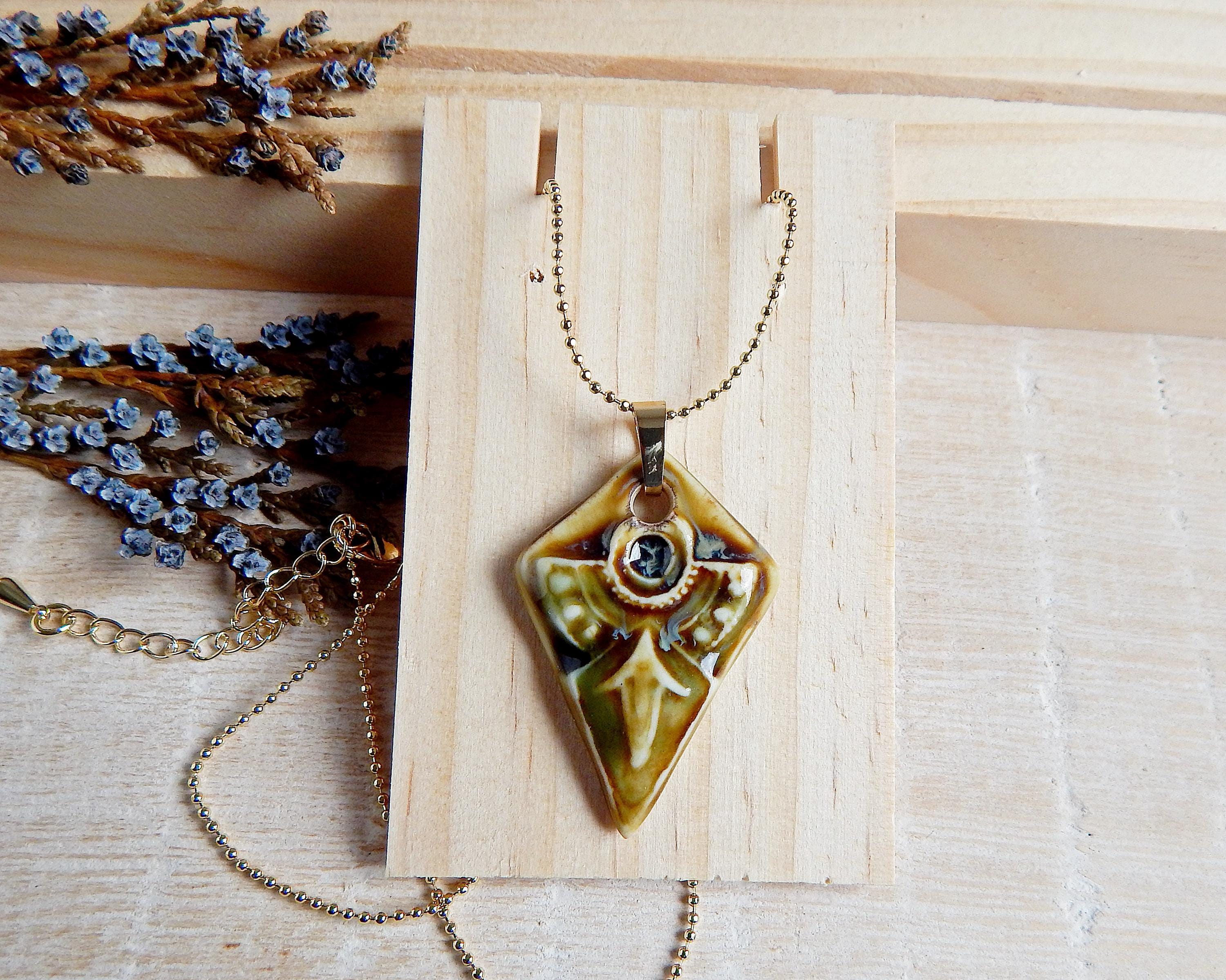 手作りの陶器製ボヘミアンペンダントネックレス、金メッキのボール