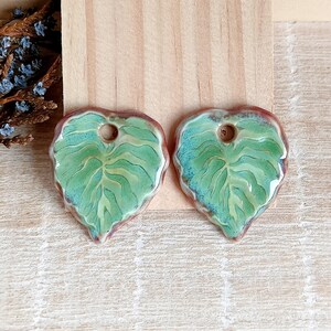 緑の葉のジュエリーチャーム、陶器のヤシの葉のペンダント2個、工芸品 