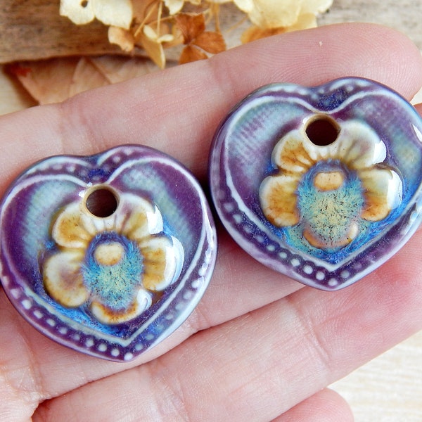 Charmes de coeur artisanaux violets, résultats de boucles d'oreilles en céramique florale, perles pendantes uniques, 2 résultats boho violets, collier de pendentifs faits à la main