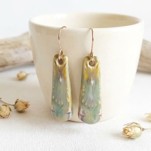 Orecchini a bastoncino in porcellana, orecchini vistosi e colorati, gioielli in ceramica artigianali fatti a mano