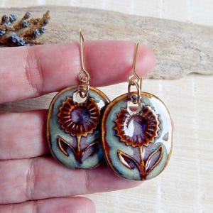 Rustika örhängen med blommönster, Handgjorda hängande folkliga blomörhängen av porslin, Handgjorda keramiska smycken för present