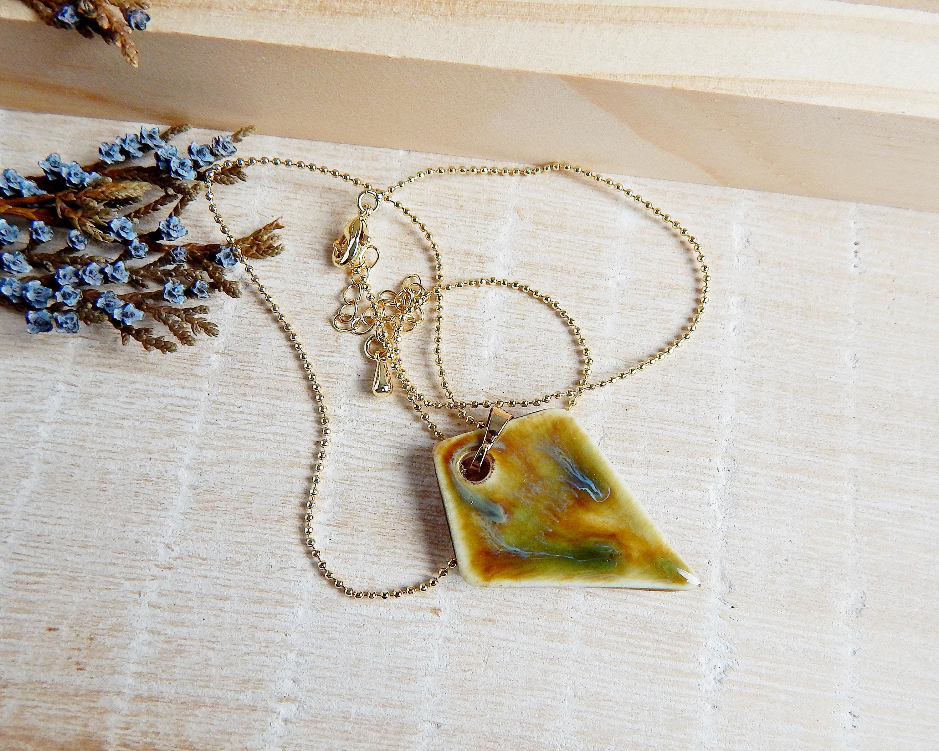 手作りの陶器製ボヘミアンペンダントネックレス、金メッキのボール