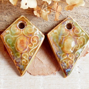 Keramik Charms romantisches Design, Handwerker Ohrringe Komponenten, viktorianischer Schmuck Charms, handgefertigte Anhänger rautenförmig