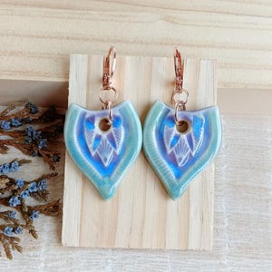 Pendientes colgantes bohemios de cerámica en tonos pastel con forma de pétalo, joyería de porcelana artesanal orgánica para regalar.