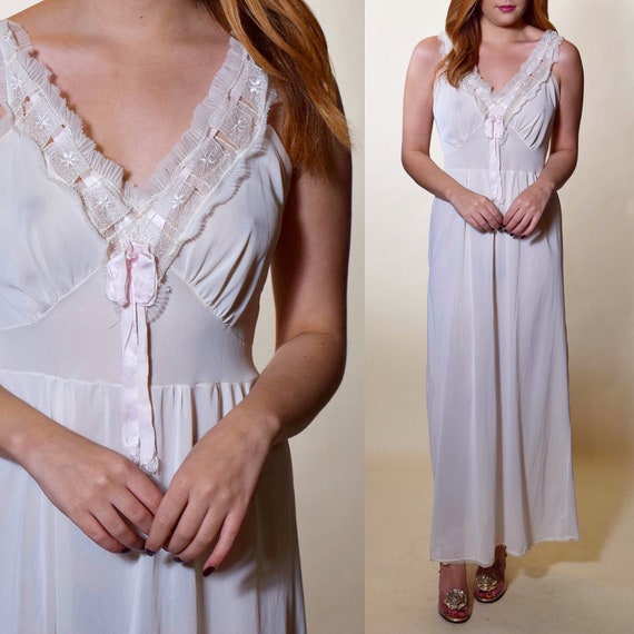 Vintage 1950's romantic beautiful lace and nylon w