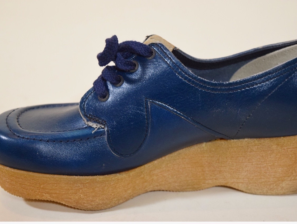 1970s authentic vintage RARE navy blue Roller Caoster platform wedge lace up front oxford style closed shoe women s size 6