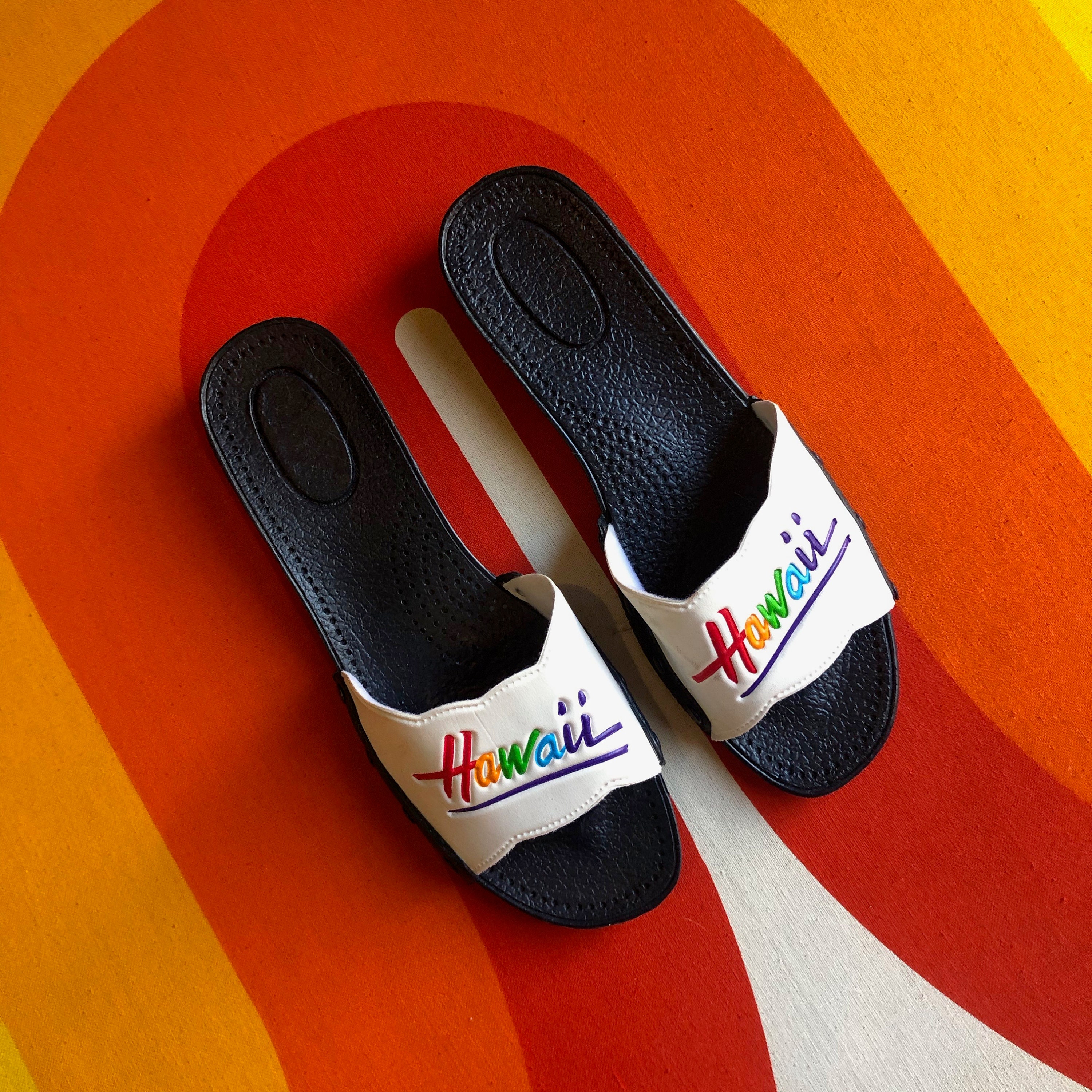 Authentic vintage Hawaii rainbow rubber slides / sandals women's size 8.5