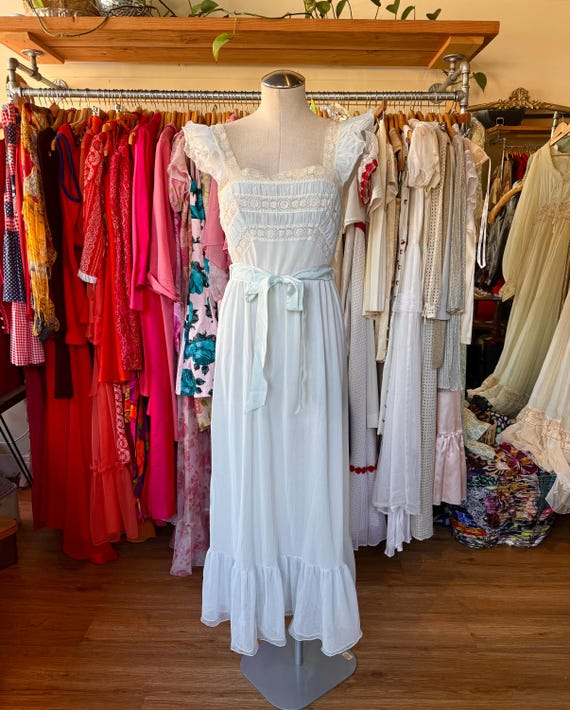 Beautiful vintage 1940s nightgown (baby blue with lace)
