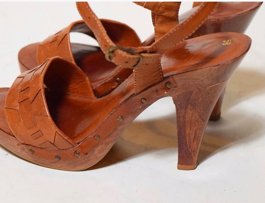 1960s- 1970s authentic vintage sky-high chestnut brown leather strap sandal with 4wooden heel 