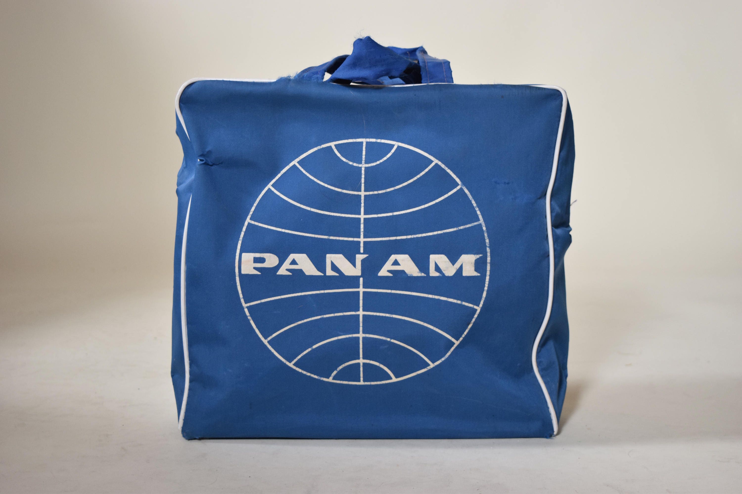 Authentic vintage 1970's Pan Am airline collectible travel flight carry