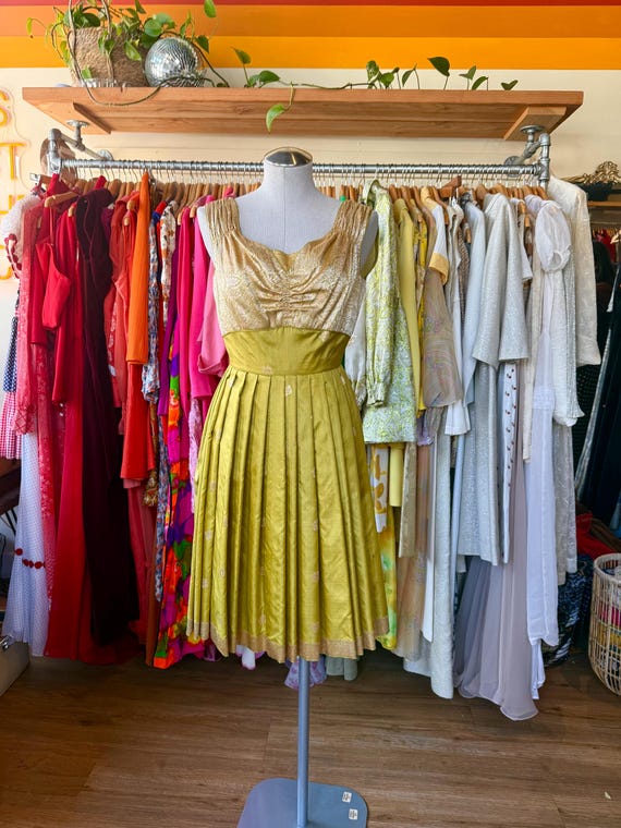 Gorgeous 1950s cocktail dress yellow-green-gold with shawl XS