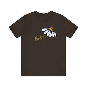 Camiseta unisex de manga corta con margarita y abeja, amante de las abejas, polinizador en flor, amante de la naturaleza.