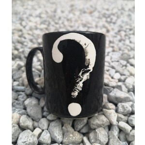 Skull Questioning Itself Mug // Taza de cerámica // Taza de cerámica pintada a mano//Taza de café ilustrada//Taza de té // Skull Question Mark Mug