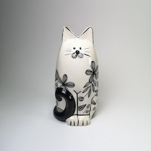 Keramik Katze mit Blumen // Keramik Katze // Katzen Figur // Katzen Ornament // Weiße Katze mit schwarzem Schwanz // Keramik Katze // Kätzchen Körper Vase