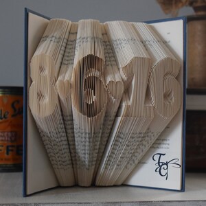 Buchkunst - Datum - Skulptur - einzigartig - Buch Falten - Geburtstag - Valentinstag - Geburtstag - Hochzeitsdatum - Braut - Bräutigam - gefaltet