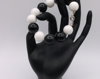 Bracelet de perles noir et blanc opaque