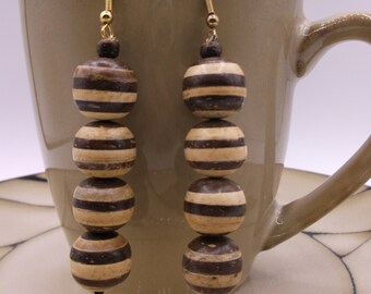Boucles d’oreilles de perles de noix de coco rayées