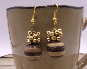 Boucles d’oreilles rayées en grappe de bois de coco