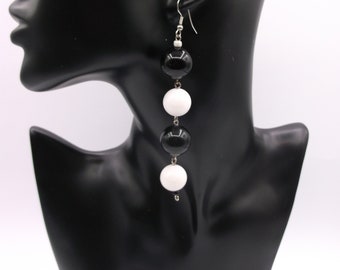 Boucles d’oreilles Druk en verre tchèque opaque noir et blanc