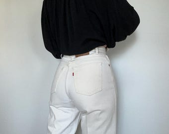 Jeansy vintage Levis 551 z białej bawełny z wysokim stanem i zwężaną nogawką, wyprodukowane w USA w latach 90. - talia 26-27 / rozmiar S