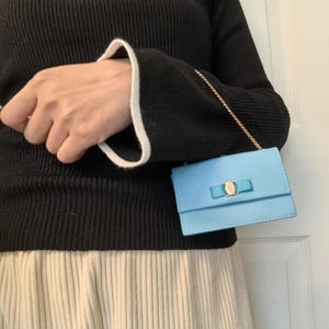 Mini Kartenetui aus Saffiano Leder mit Schleife & Kette, niedlicher Taschenanhänger für Karten, stylisches Accessoire
