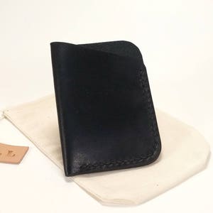 Carteira fina de couro feita à mão, Carteira de cartão de couro minimalista, Carteira de cartão de couro preto, Preto com costura preta, Couro reciclado