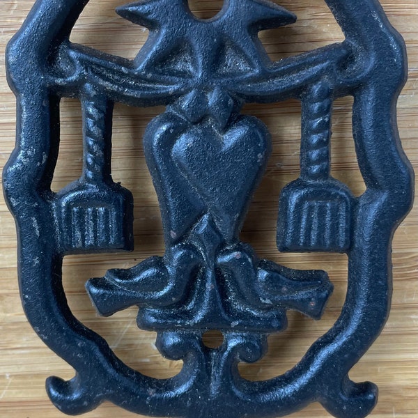 Cast Iron Trivet “Dumb Dutch” Bird Design