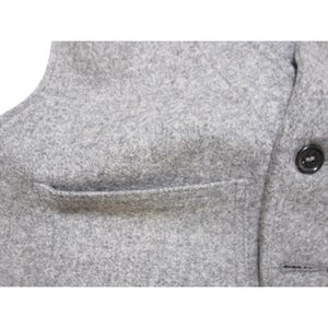 Puede incluir: Juego de tres tazas de cer&aacute;mica con acabado mate moteado. Las tazas son de color crema, marr&oacute;n claro y marr&oacute;n oscuro. Cada taza tiene un dise&ntilde;o simple y minimalista, ideal para caf&eacute; o t&eacute;.