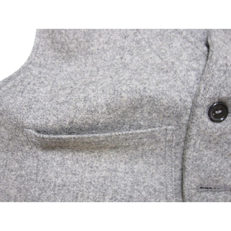 Puede incluir: Juego de tres tazas de cer&aacute;mica con acabado mate moteado. Las tazas son de color crema, marr&oacute;n claro y marr&oacute;n oscuro. Cada taza tiene un dise&ntilde;o simple y minimalista, ideal para caf&eacute; o t&eacute;.