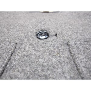 Puede incluir: Una taza de cer&aacute;mica blanca con un asa negra y el texto "But First, Coffee" en negrita negra. La taza est&aacute; sobre un fondo borroso. La taza mide aproximadamente 10 cm de altura.