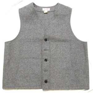 Puede incluir: Un chaleco de lana gris con cuello en V y cuatro botones negros en la parte delantera. El chaleco tiene dos bolsillos delanteros y una peque&ntilde;a etiqueta cerca del cuello. Prenda de color neutro, adecuada para combinar.