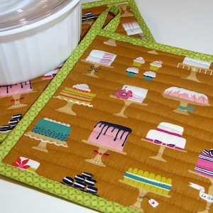 Quilted Pot Holders, Cupcake Potholders, Gift for Baker, Set of 2 Handmade Gift for Mom